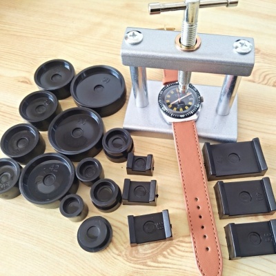 hodinářský lis na zapouzdření sklíček a spodních vík, č. OB1 !!!