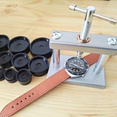 hodinářský lis na zapouzdření sklíček a spodních vík, č. OB1 !!!