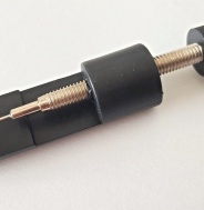 přípravek na zkracování tahů náramkových hodinek