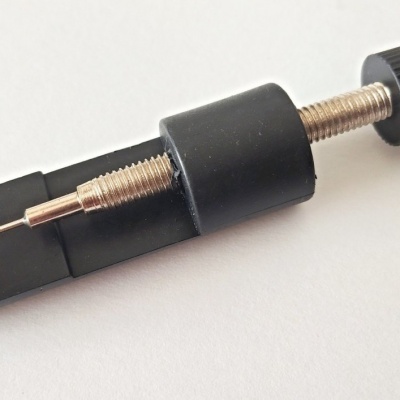 přípravek na zkracování tahů náramkových hodinek