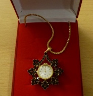 Príveskové hodinky s českým granátom. Pozlátené.