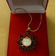 Príveskové hodinky s českým granátom. Pozlátené.