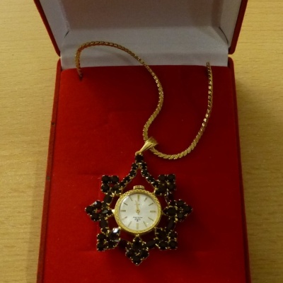Príveskové hodinky s českým granátom. Pozlátené.