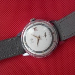 Traktor tmave sedy pruh a datum