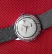 Traktor tmave sedy pruh a datum