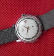 Traktor tmave sedy pruh a datum