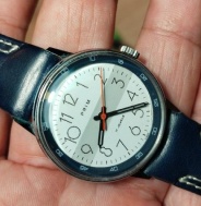 Hodinky složené z dílu z Prim Manufacture