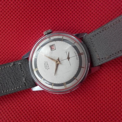 Traktor tmave sedy pruh