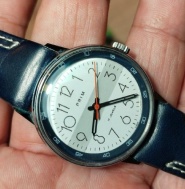 Hodinky složené z dílu z Prim Manufacture  