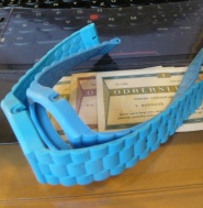 PRODÁM INTEGRÁLNÍ PLASTOVÝ ŘEMÍNEK  K HODINKÁM PRIM - MODRÁ VROUBKOVANÝ