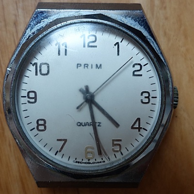 Prim Quartz - bílý ciferník, pěkný stav pouzdra