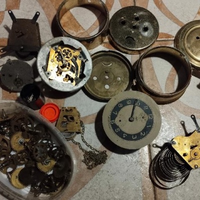 Prim Budík,Hodiny Součástky