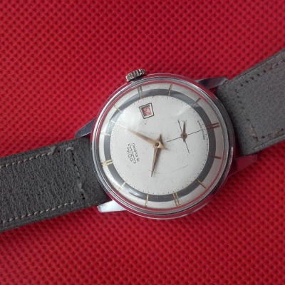 Traktor tmave sedy pruh a datum