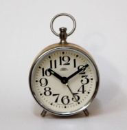 budík Prim B 71, jako nový, funkční, malý, žlutýbudík 