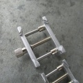 Svěráčky/držáčky na strojky - kovové - 2 kusy